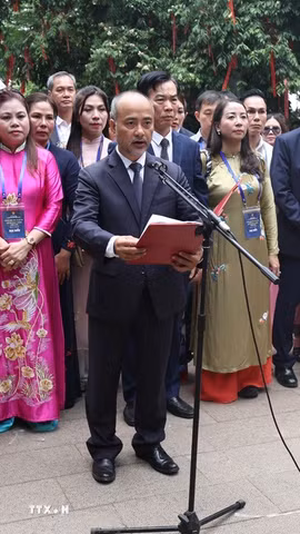 Chủ nhiệm Ủy ban Nhà nước về người Việt Nam ở nước Nguyễn Trung Kiên thay mặt đoàn đại biểu kiều bào báo công với các Vua Hùng. (Ảnh: Tạ Toàn/TTXVN)
