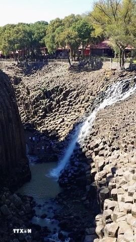 Huasca de Ocampo, địa điểm đạt danh hiệu “Thị trấn kỳ diệu - Pueblo Mágico” đầu tiên của Mexico, cũng là nơi thiên nhiên lưu giữ Prismas Basálticos - một trong những kỳ quan địa chất độc đáo nhất khu vực Mỹ Latinh. Được hình thành từ dung nham núi lửa cách đây hàng triệu năm, những cột đá bazan thẳng đứng, đều đặn, kết hợp cùng dòng nước đổ xuống từ đập San Antonio Regla, tạo nên cảnh quan vừa hùng vĩ vừa trầm mặc, thu hút đông đảo du khách và giới nghiên cứu khoa học. (Ảnh: Phi Hùng/TTXVN)