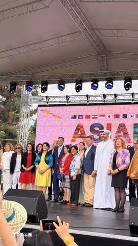 Đại sứ Việt Nam tại Bulgaria Nguyễn Thị Minh Nguyệt (thứ 4, trái sang) cùng các quan chức địa phương tại sự kiện. (Ảnh: TTXVN phát)