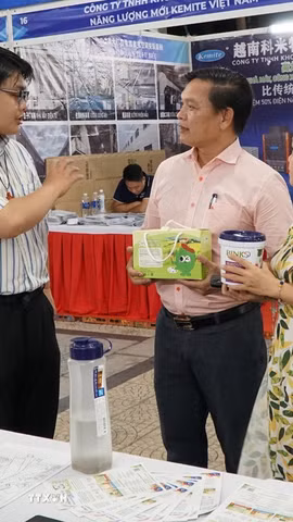 Du khách tham quan các gian hàng trưng bày tại Hội chợ. (Ảnh: Quốc Dũng/TTXVN)