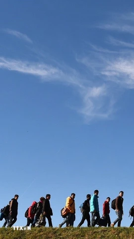 Dòng người di cư vượt qua biên giới Áo-Đức ở khu vực Simbach, miền Nam Đức. (Nguồn: Getty Images/TTXVN)