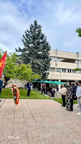 Cán bộ, nhân viên Đại sứ quán, đại diện Hội người Việt Nam tại Bulgaria, Hội Thanh niên-Sinh viên Việt Nam tại Bulgaria cùng các đại biểu đã dâng hoa tại tượng đài Chủ tịch Hồ Chí Minh. (Ảnh TTXVN phát)
