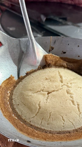 Bánh được nướng trên khuôn gang truyền thống, tỏa hương thơm hấp dẫn. (Ảnh: Thanh Sang/TTXVN)