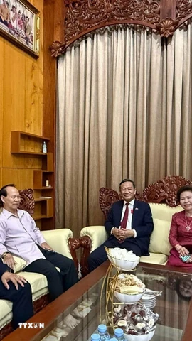 Đại sứ Việt Nam tại Lào Nguyễn Minh Tâm tới thăm và chúc Tết cộng đồng người Việt tại thủ đô Vientiane. (Ảnh: TTXVN phát)