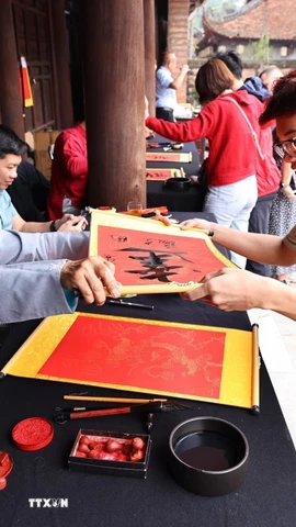 Người dân thủ đô xin chữ đầu năm tại Văn Miếu-Quốc Tử Giám (Hà Nội) là nét văn hóa truyền thống đặc sắc để cầu may mắn, trí tuệ và bình an. (Ảnh: Minh Đức/TTXVN)