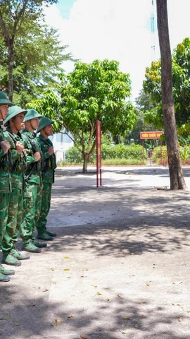 Chỉ huy Đồn Biên phòng Cửa khẩu quốc tế Tân Nam quán triệt nhiệm vụ, duy trì nghiêm chế độ trực sẵn sàng chiến đấu dịp Tết Bính Ngọ 2026, bảo đảm giữ vững an ninh, trật tự khu vực cửa khẩu. (Ảnh: Minh Phú/TTVXN)
