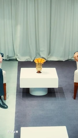 Ngoại trưởng Oman Sayyid Badr bin Hamad bin Hamood Albusaidi (phải) và người đồng cấp Iran Seyed Abbas Araghchi trong cuộc gặp tại Geneva (Thụy Sĩ), ngày 16/2/2026. (Nguồn: THX/TTXVN)