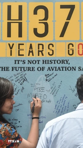 Người dân tưởng niệm các nạn nhân trên chuyến bay MH370 của Hãng hàng không quốc gia Malaysia Airlines, tại Subang Jaya, Malaysia, ngày 3/3/2024. (Nguồn: AFP/TTXVN)
