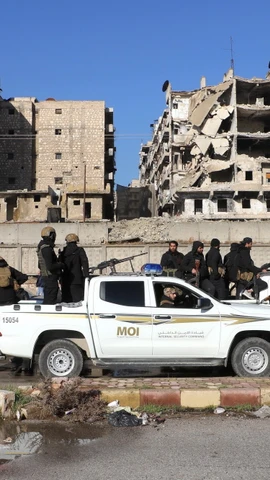 Các lực lượng an ninh Syria được triển khai tại tỉnh Aleppo ngày 10/1/2026. (Nguồn: THX/TTXVN)