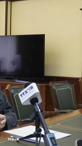 Ủy viên Đoàn Chủ tịch Hội đồng tối cao của Đảng “Nước Nga Thống nhất” (ER) Andrey Klimov trò chuyện, trao đổi với phóng viên TTXVN tại Nga. (Ảnh: Trần Hải/TTXVN)