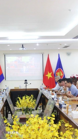 Các đảng viên thuộc Chi bộ Khối Văn phòng Đại sứ quán và Chi bộ phu nhân - phu quân theo dõi truyền hình trực tiếp Lễ khai mạc Đại hội XIV của Đảng tại Đại sứ quán Việt Nam ở thủ đô Phnom Penh. (Ảnh: Hoàng Minh/TXTVN)