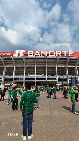 Bên ngoài sân vận động Azteca (Banorte) ở Mexico. (Ảnh: Phương Lan/TTXVN)
