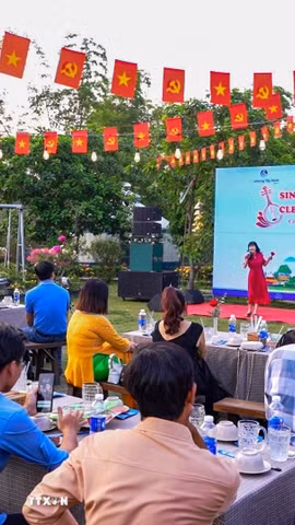 Du khách đến từ Thành phố Hồ Chí Minh và các tỉnh miền Tây tham gia trải nghiệm, thưởng thức nghệ thuật Đờn ca tài tử tại phường Bình Minh Tây Ninh. (Ảnh: Minh Phú/TTXVN)