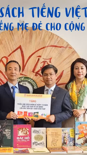 Đoàn công tác của Nhà xuất bản Giáo dục Việt Nam trao tặng sách để trưng bày tại Triển lãm kỷ niệm 115 năm ngày Chủ tịch Hồ Chí Minh lần đầu tiên đến Pháp.