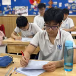 Học sinh Trường trung học cơ sở Cầu Giấy trong giờ học lớp câu lạc bộ tiếng Anh nhằm ôn thi vào trường chuyên. (Ảnh: Phạm Mai/Vietnam+)