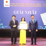 Ban tổ chức trao giải Nhất cho tác giả Nguyễn Thị Hằng. (Ảnh: BTC)