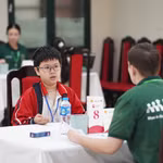 Học sinh thực hiện phần thi nói tiếng Anh với giáo viên. (Ảnh: PV/Vietnam+).