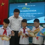 Nhà xuất bản Giáo dục Việt Nam tặng sách giáo khoa cho học sinh vùng lũ. (Ảnh: PV/Vietnam+)