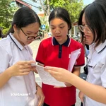Thí sinh thảo luận bài sau giờ thi vào lớp 10. (Ảnh: Phạm Mai/Vietnam+)