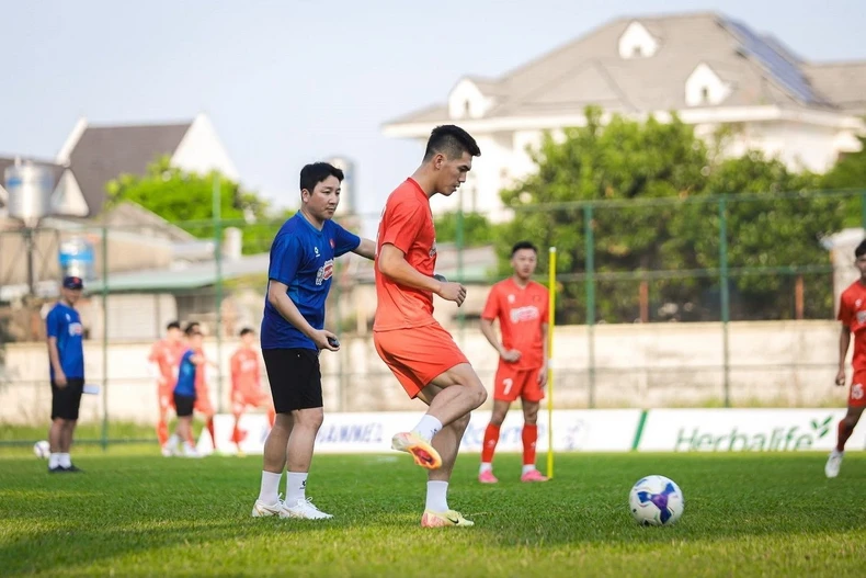 Cầu thủ Nguyễn Tiến Linh tập luyện chuẩn bị cho các giải đấu. (Ảnh: TTXVN)