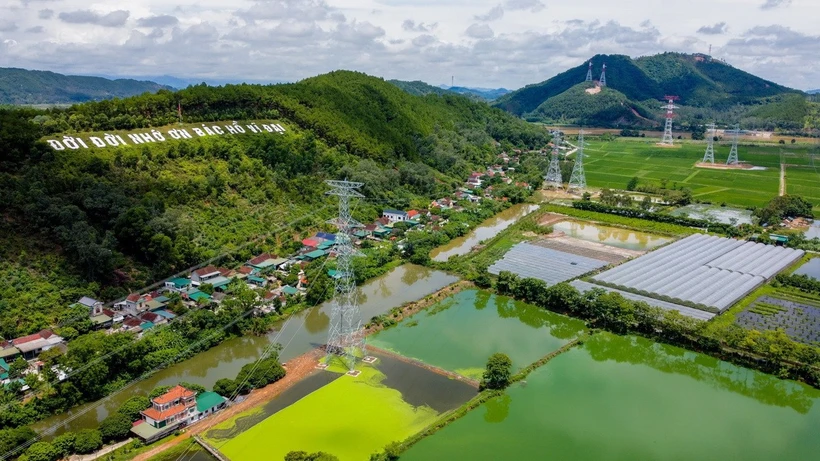 Tháng 9/2024, đường dây truyền tải điện siêu cao áp 500KV mạch 3 Quảng Trạch-Phố Nối hoàn thành, giúp đảm bảo cung cấp điện ổn định cho khu vực phía Bắc, góp phần thúc đẩy phát triển kinh tế vùng. (Ảnh: Huy Hùng/TTXVN)