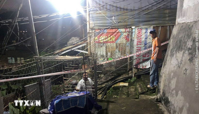 Khu vực hẻm 634/8 đường Trần Phú, phường Vũng Tàu đã được cơ quan chức năng căng dây cảnh báo không cho người dân đến gần. (Ảnh: TTXVN phát)