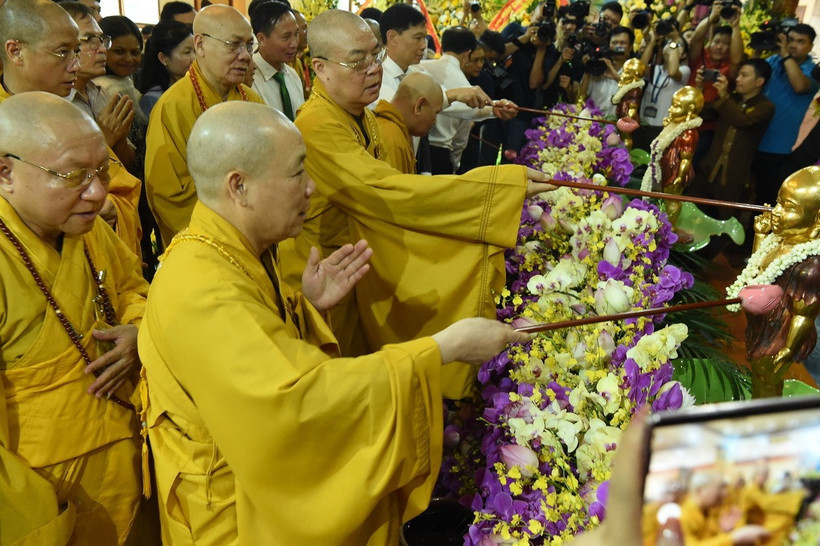 Các chư tôn Giáo phẩm Giáo hội Phật giáo Việt Nam thực hiện nghi lễ tắm Phật. (Ảnh minh họa: Minh Đức/TTXVN)