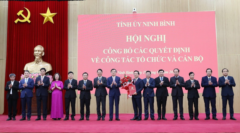 Ra mắt Ban Chấp hành Đảng bộ Ủy ban Nhân dân tỉnh trực thuộc Tỉnh ủy Ninh Bình. (Ảnh: Đức Phương/TTXVN)