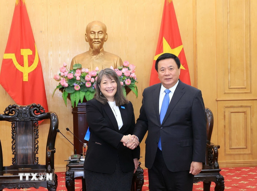 استقبل مدير أكاديمية هو تشي منه الوطنية للسياسة، نجوين شوان ثانغ، مديرة اليونيسف لشرق آسيا والمحيط الهادئ، جون كونوجي. (تصوير: توان آنه/وكالة الأنباء الفيتنامية)