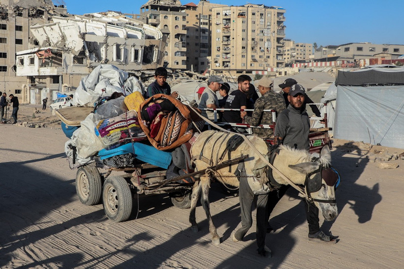 Người dân sơ tán tránh xung đột tại thành phố Gaza ngày 21/5/2025. (Ảnh: THX/TTXVN)