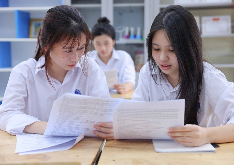 Học sinh nỗ lực ôn tập cho kỳ thi vào lớp 10. (Ảnh: Thanh Tùng/TTXVN)