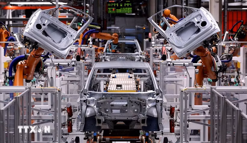 Dây chuyền lắp ráp xe điện ID.3 của Volkswagen tại nhà máy ở Zwickau, miền Tây Đức. (Ảnh: Spiegel/TTXVN)