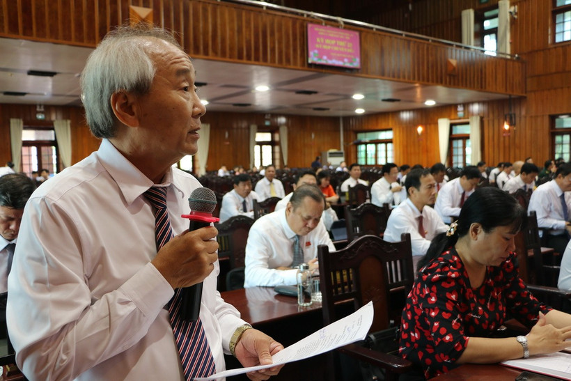 Đại biểu Hội đồng Nhân dân tỉnh Long An phát biểu thảo luận tại Kỳ họp. (Ảnh: Thanh Bình/TTXVN)