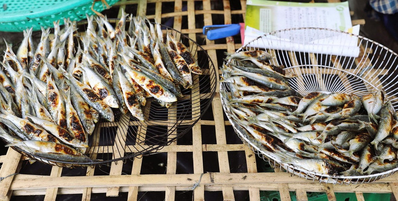 Cá trích khi nướng chín. (Ảnh: Xuân Tiến/TTXVN)