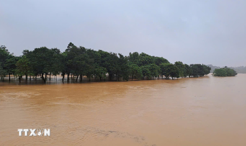 Cồn Dã Viên giữa sông Hương, thành phố Huế vẫn bị ngập sâu do lũ còn trên báo động 3 là 0,37m. (Ảnh: Nguyên Lý/TTXVN)