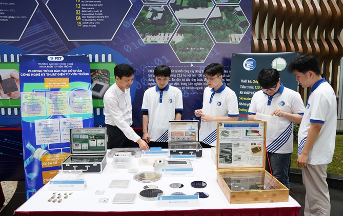 Các sản phẩm thiết kế và chế tạo dựa trên công nghệ bán dẫn do thầy cô và sinh viên Trường Đại học Công nghệ-Đại học Quốc gia phát triển. (Nguồn: Trường Đại học Công nghệ)