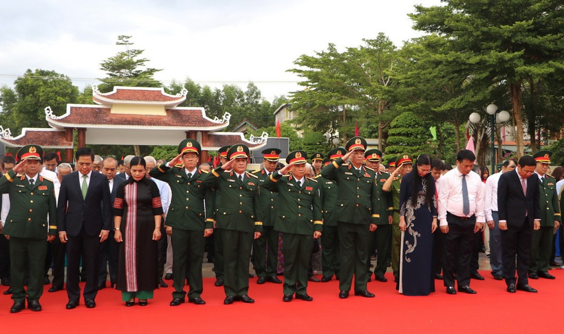 Các đại biểu dành một phút mặc niệm để tưởng nhớ các anh hùng, liệt sỹ và nhân dân trên địa bàn huyện đã chiến đấu hy sinh làm nên cuộc Chiến thắng Ba Gia. (Ảnh: Đinh Hương/TTXVN)