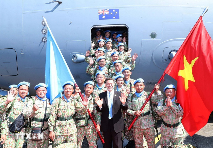 Các sỹ quan Bệnh viện dã chiến cấp 2 số 6 và Đội Công binh số 3 trước khi lên đường làm nhiệm vụ gìn giữ hòa bình. (Ảnh: Trọng Đức/TTXVN)