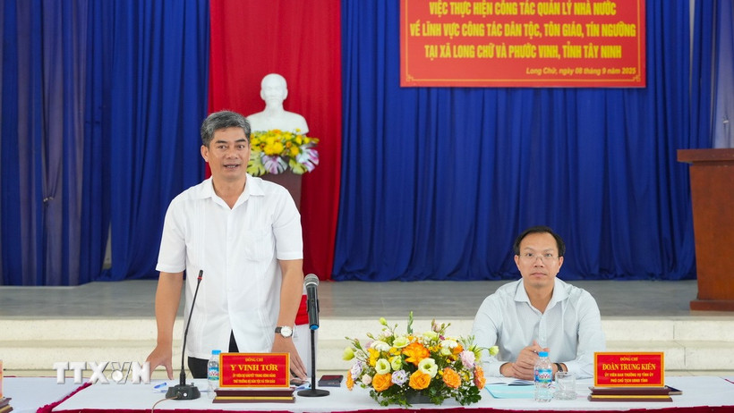 Ủy viên dự khuyết Trung ương Đảng, Thứ trưởng Bộ Dân tộc và Tôn giáo Y Vinh Tơr phát biểu. (Ảnh: Minh Phú/TTXVN)