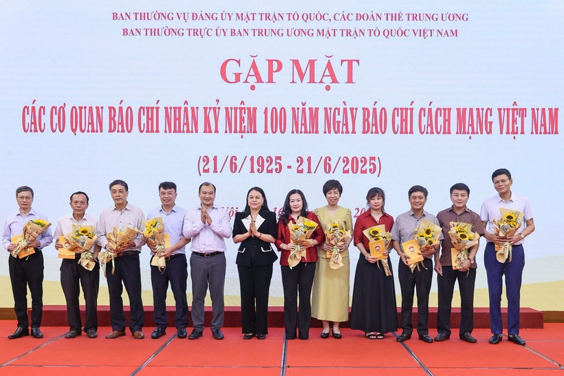 Bà Nguyễn Thị Thu Hà, Ủy viên Trung ương Đảng, Phó Bí thư Thường trực Đảng ủy Mặt trận Tổ quốc, các đoàn thể Trung ương, Phó Chủ tịch-Tổng Thư ký Ủy ban Trung ương MTTQ Việt Nam; ông Lê Hải Bình, Ủy viên dự khuyết Trung ương Đảng trao hoa tặng lãnh đạo các cơ quan báo chí. (Ảnh: TTXVN phát)