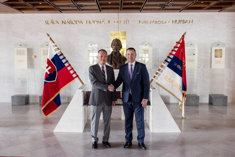 Đại sứ Việt Nam tại Slovakia Phạm Trường Giang (trái) và Chủ nhiệm Ủy ban Đối ngoại Quốc hội Slovakia Marian Kery. (Ảnh: TTXVN phát)