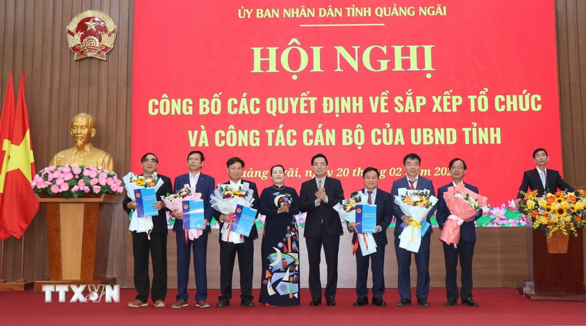 Chủ tịch Ủy ban Nhân dân tỉnh Quảng Ngãi trao quyết định bổ nhiệm Giám đốc Sở Xây dựng cho ông Nguyễn Phúc Nhân và quyết định cho các Phó Giám đốc Sở. (Ảnh: Phạm Cường/TTXVN)