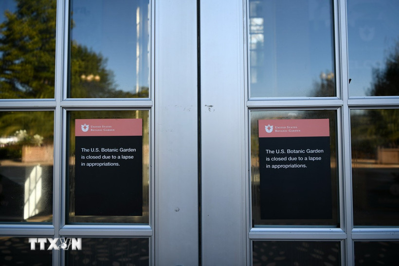 Thông báo đóng cửa tạm thời được dán tại lối vào vườn thực vật ở Washington, D.C., Mỹ, ngày 5/10/2025. (Ảnh: THX/TTXVN)