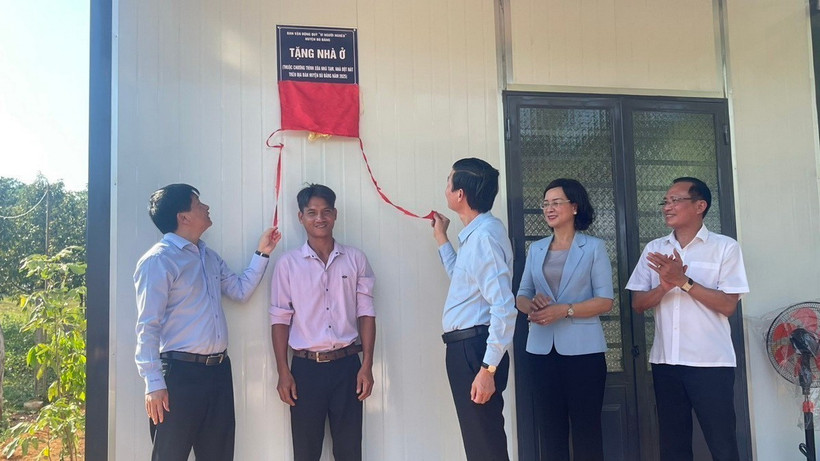 Đại diện lãnh đạo tỉnh Bình Phước và huyện Bù Đăng bàn giao nhà ở cho hộ dân nghèo. (Ảnh: TTXVN phát)