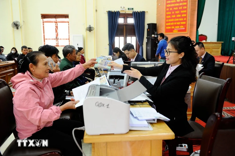 Ngân hàng chính sách xã hội chi nhánh tỉnh Hưng Yên giải ngân vốn vay cho các hộ dân xã Hùng Cường. (Ảnh Mạnh Khánh/TTXVN)