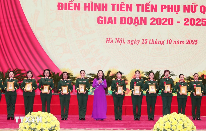 Phó Chủ tịch nước Võ Thị Ánh Xuân, Phó Chủ tịch thứ nhất Hội đồng Thi đua-Khen thưởng Trung ương tặng quà cho các cá nhân điển hình tiên tiến. (Ảnh: Trọng Đức/TTXVN)