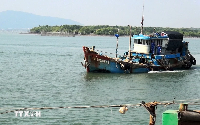 Tàu cá được đưa về cảng của Hải đội 301 thuộc Bộ Tư lệnh Vùng Cảnh sát biển 3 tại Vũng Tàu. (Ảnh: TTXVN phát)