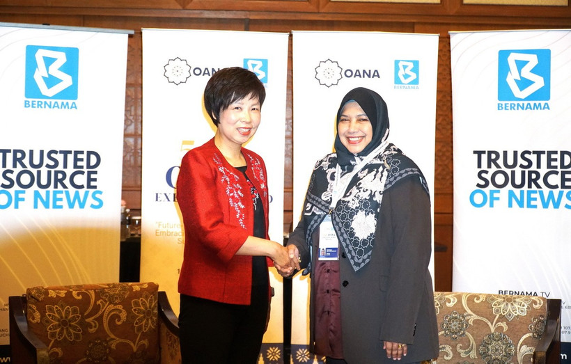 Giám đốc điều hành Bernama (CEO), Datin Paduka Nur-ul Afida Kamaludin (phải) tiếp Tổng Giám đốc TTXVN Vũ Việt Trang ngày 17/2/2025. (Ảnh: Hằng Linh/TTXVN)