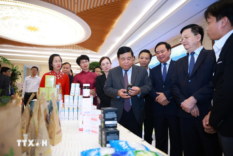 Phó Thủ tướng Nguyễn Chí Dũng và Phó Thủ tướng Mai Văn Chính tham quan sản phẩm nông nghiệp, thủ công mỹ nghệ. (Ảnh: Dương Giang/TTXVN)