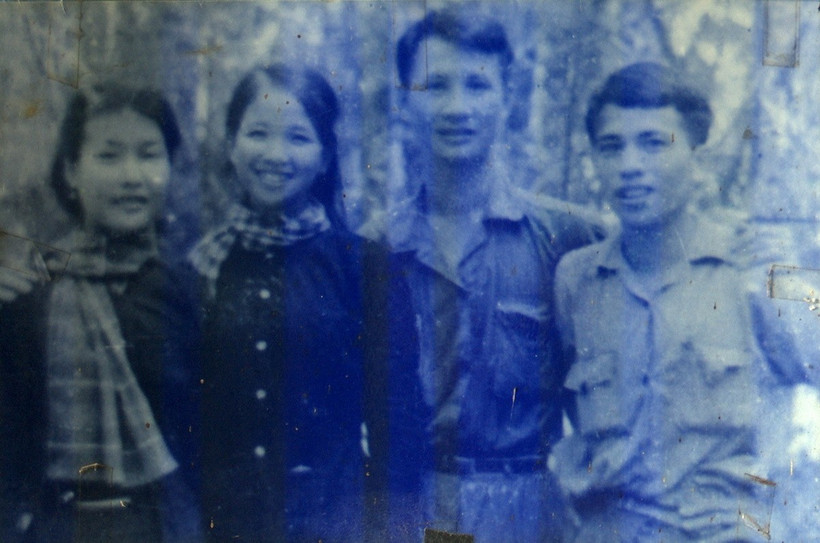 Liệt sỹ, Nhà báo Nguyễn Văn Năng (ngoài cùng bên phải) chụp cùng đồng đội. (Ảnh tư liệu: TTXVN phát)